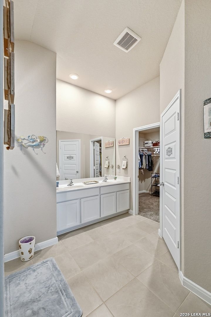 Primary bath toward the walk-in closet